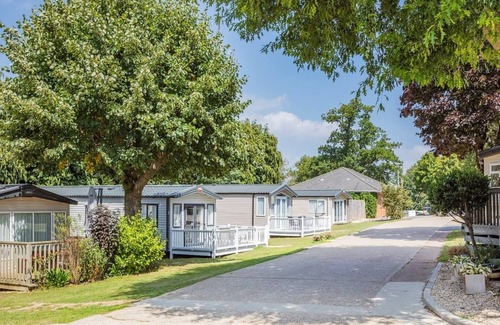 Axminster House | Cozy 12ft-Wide Caravan with Pool, Spa & Family Amenities