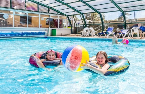 Axminster House | Cozy 12ft-Wide Caravan with Pool, Spa & Family Amenities