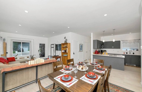 Saanichton House | Modern Family Retreat with Pet-Friendly Amenities