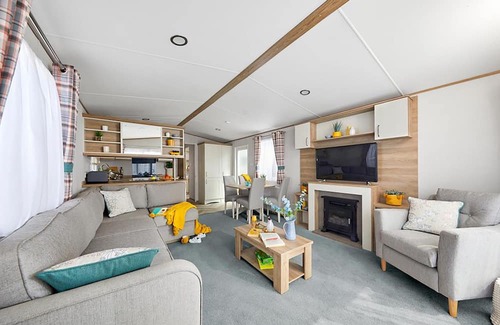 Llanllwchaiarn House | Modern 12ft-wide Caravan with Ocean View & Pool Access