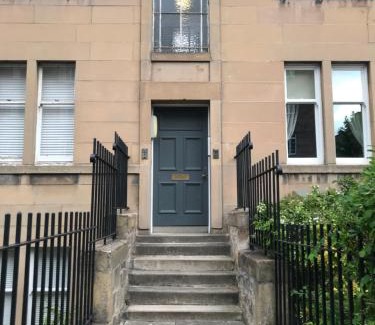 Comely Bank Apartment | Modern 2 Bedroom Flat Near Dean Village - Family Friendly Stay