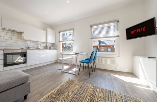 Queen's Park Apartment | Elegant Apartment with Modern Living and Family-Friendly Perks