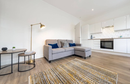 Queen's Park Apartment | Elegant Apartment with Modern Living and Family-Friendly Perks