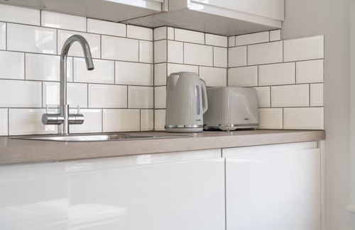 Queen's Park Apartment | Elegant Apartment with Modern Living and Family-Friendly Perks