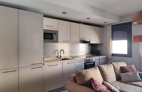 Valdeolleros Apartment | Modern Apartment Lorenzo Ferreira - Rated 10/10 with Spa & Kitchen