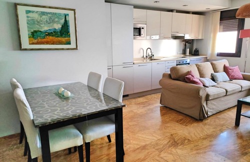 Valdeolleros Apartment | Modern Apartment Lorenzo Ferreira - Rated 10/10 with Spa & Kitchen