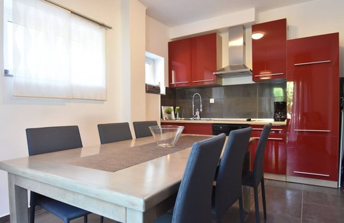 Klek Villa | Modern Beachfront Apartment in Klek with Family Amenities