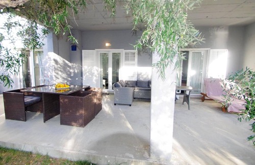 Klek Villa | Modern Beachfront Apartment in Klek with Family Amenities