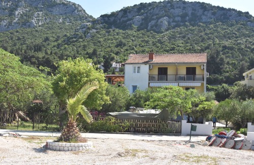 Klek Villa | Modern Beachfront Apartment in Klek with Family Amenities