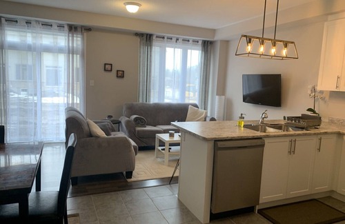 Collingwood House | Highly Rated Townhome in Collingwood with Family Amenities