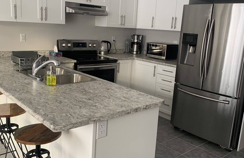Collingwood House | Highly Rated Townhome in Collingwood with Family Amenities