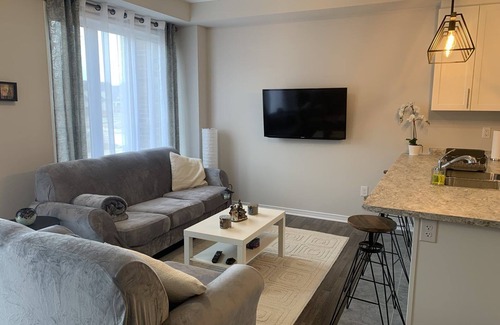 Collingwood House | Highly Rated Townhome in Collingwood with Family Amenities