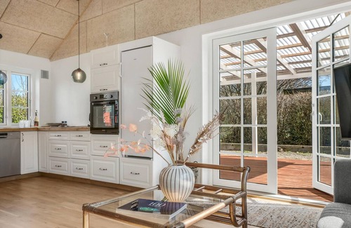 Østermarie House | Spacious and modern cottage in central location in Østermarie.
