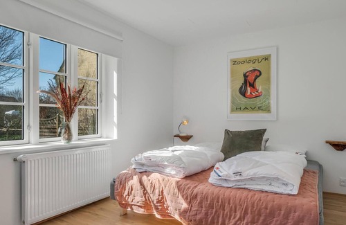 Østermarie House | Spacious and modern cottage in central location in Østermarie.
