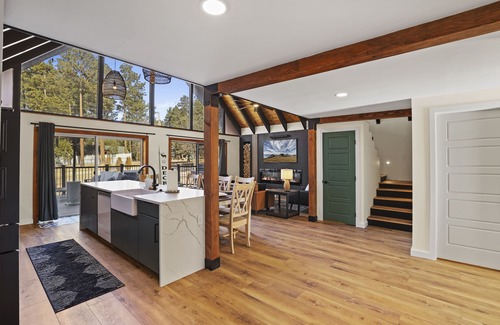 Strawberry Ski Chalet | Modern Pet-Friendly Chalet in the Pines for Large Groups