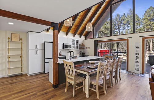 Strawberry Ski Chalet | Modern Pet-Friendly Chalet in the Pines for Large Groups