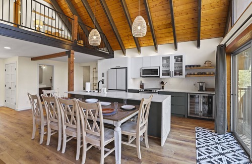 Strawberry Ski Chalet | Modern Pet-Friendly Chalet in the Pines for Large Groups