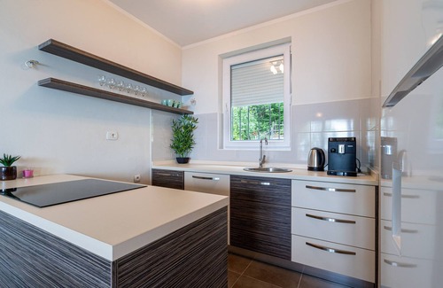 Lapcici Villa | Private 3-BDRM Villa Monte Hill with Pool & Breakfast