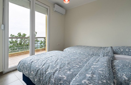 Lapcici Villa | Private 3-BDRM Villa Monte Hill with Pool & Breakfast