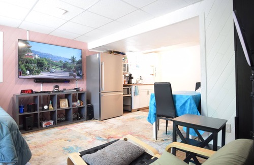 Englewood House | Private Retreat with Free Internet: Guest Rated 10/10!