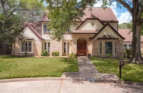 Barker House | Serene 4-Bed Family Retreat with Pool in Katy, Texas