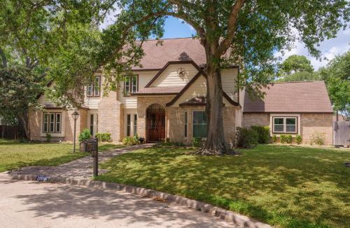 Barker House | Serene 4-Bed Family Retreat with Pool in Katy, Texas