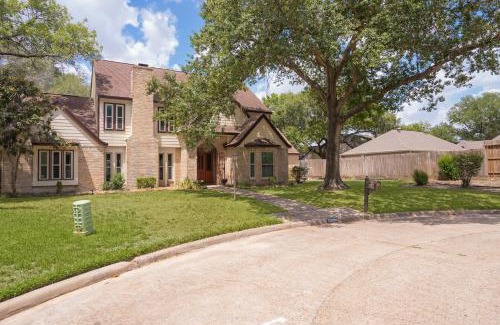 Barker House | Serene 4-Bed Family Retreat with Pool in Katy, Texas