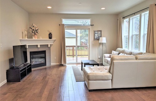 Kenmore House | Quiet 5-Bedroom Family Retreat with Breakfast Included