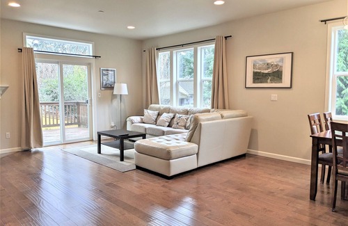 Kenmore House | Quiet 5-Bedroom Family Retreat with Breakfast Included