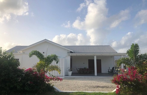 Work Hall House | Tranquil Retreat with Pool Just 5 Minutes from the Beach