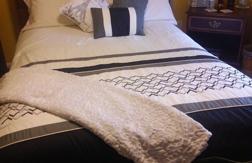 Adrian Bed & Breakfast | Peaceful Home in Meadowbrook with Family-Friendly Amenities