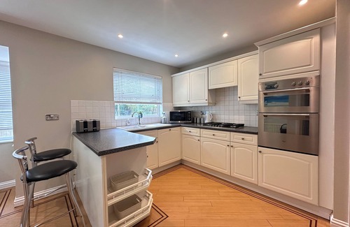 Pettits House | Spacious and relaxing 4 Bed Home close to Town Centre Shops & Elizabeth Line