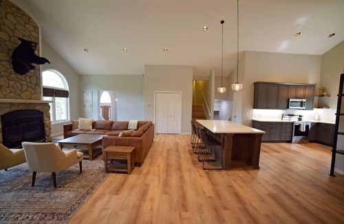 Three Peaks House | Tranquil Mountain Retreat with Pool and Spa Amenities