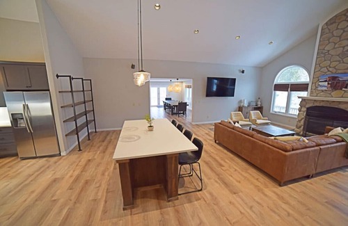 Three Peaks House | Tranquil Mountain Retreat with Pool and Spa Amenities