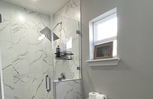 Spring Shadows House | Stylish Suite for Family Comfort and Fun!