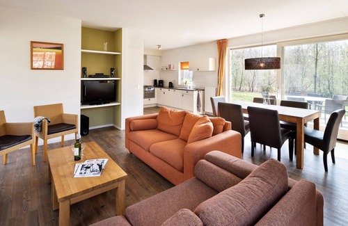 Ruinen Villa | Cozy Thatched Villa with Kitchen & Pet-Friendly Amenities