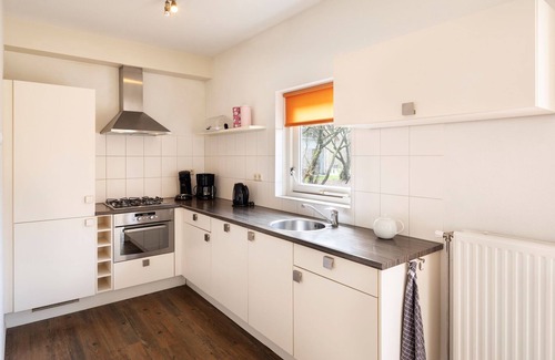 Ruinen Villa | Cozy Thatched Villa with Kitchen & Pet-Friendly Amenities