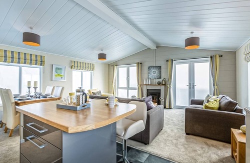 King's Lynn Ski Chalet | Family-Friendly Lodge with Kitchen & Breakfast Included