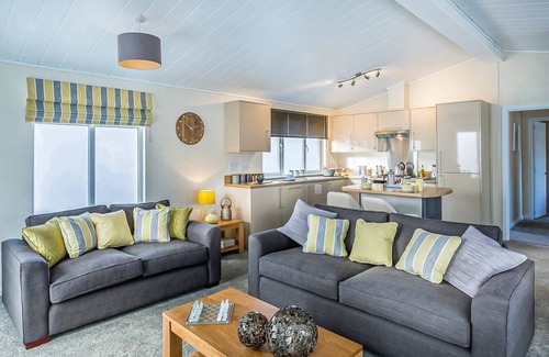 King's Lynn Ski Chalet | Family-Friendly Lodge with Kitchen & Breakfast Included