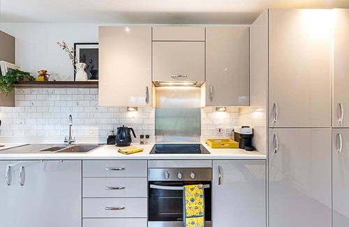 Haggerston Apartment | Trendy Shoreditch Flat with Spa and Family-Friendly Amenities