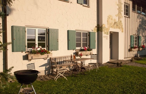 Christazhofen Apartment | Tranquil Apartment with Large Balcony & Garden Oasis