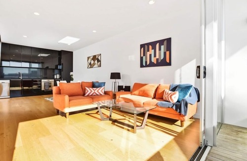 Auckland Central Business District Apartment | Inviting Apartment near Victoria Park with Pool & Hot Tub