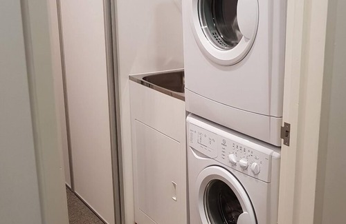 Auckland Central Business District Apartment | Inviting Apartment near Victoria Park with Pool & Hot Tub