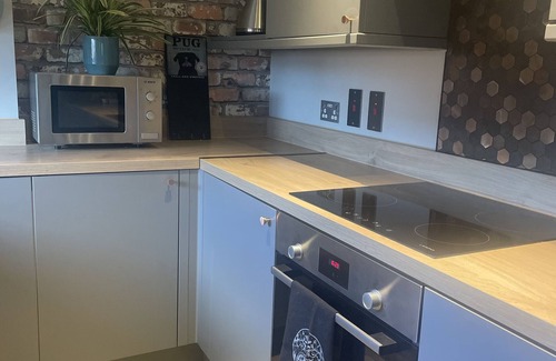 Solihull Apartment | Convenient Apartment Near NEC/BHX with Family Amenities