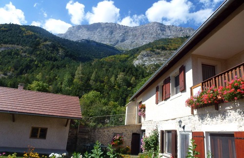 Le Glaizil Apartment | Ideal Family Retreat: 2-Bedroom Apartment in Farmhouse