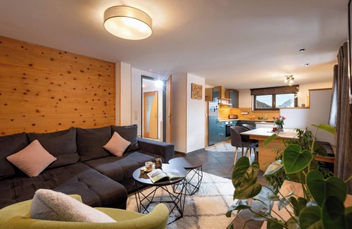 Vorderlanersbach Apartment | Sunlit Central Apartment with Kitchen & Breakfast Included