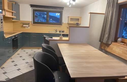 Vorderlanersbach Apartment | Sunlit Central Apartment with Kitchen & Breakfast Included