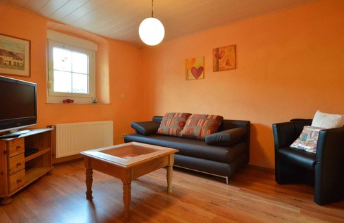 Meisburg Apartment | Stylish Apartment in Meisburg with Terrace & Breakfast