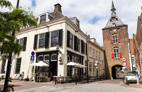 Vianen Apartment | Spacious Apartment in Historic Building with Hot Tub