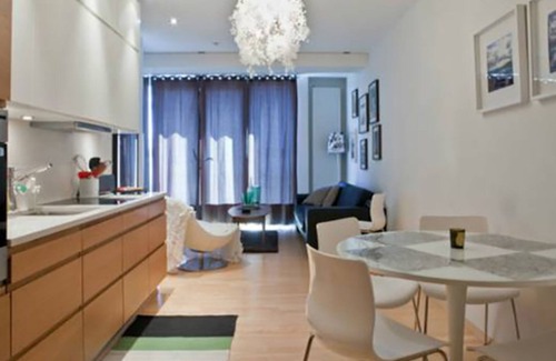 Hliðar Apartment | Central Apartment with Spa and Kitchen - Rated 10/10